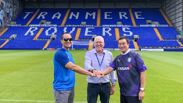 Chairman Trenmere Rovers Mark Palios (tengah) dan Presiden Direktur Santini Group Lukito Wanandi (kiri) di markas Trenmere Rovers. Foto: Twitter/@simon3103