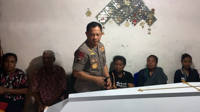 Kapolri, Tito Karnavian kunjungi rumah duka Evert Mofu, korban meninggal dunia akibat aksi massa di Jayapura. Foto: Ricky Febrian/kumparan