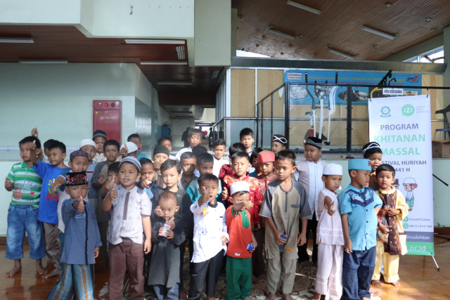 Dok. IZI. Foto bersama 50 anak peserta Khitanan Massal.