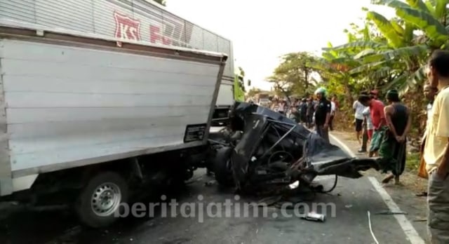 Laka Maut Mobil Box Tabrak Truk Tronton Di Krembung Sidoarjo | Kumparan.com