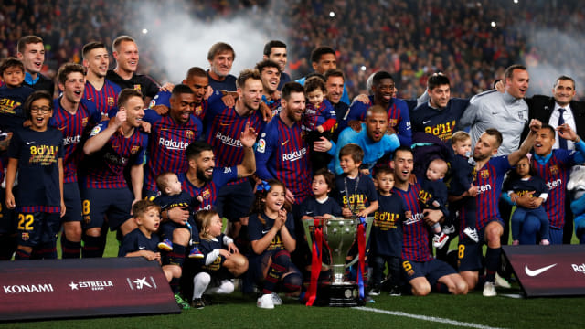 Selebrasi pemain FC Barcelona menjadi juara La Liga Spanyol di stadion Camp Nou, Barcelona, Spayol. Foto: AFP/LLUIS GENE