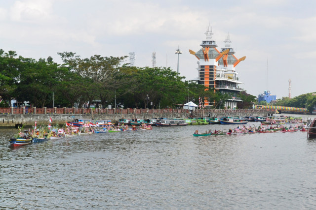 Parade jukung hias melintasi Sungai Martapura yang membelah Kota Banjarmasin di kawasan Siring Menara Pandang. Foto: M Syahbani/banjarhits.id