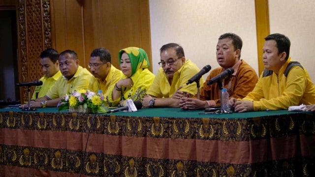 Sejumlah anggota Partai Golkar menggelar konferensi pers usai Rapat Konsolidasi terkait rapat pleno. Foto: Jamal Ramadhan/kumparan