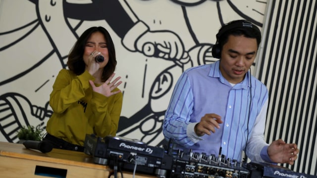 Foto: Ngobrol Bareng Dipha Barus dan Monica Karina soal 'You Move Me' (243486)