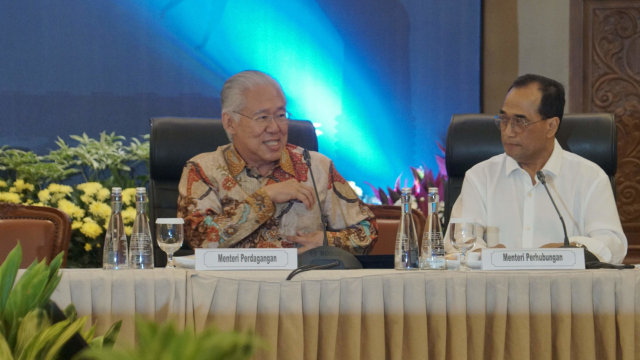 Menteri perdagangan Enggartiasto Lukita (kiri) dan Menteri Perhubungan Budi Karya Sumadi hadiri rapat koordinasi pemerintah di Bank Indonesia. Foto: Helmi Afandi Abdullah/kumparan