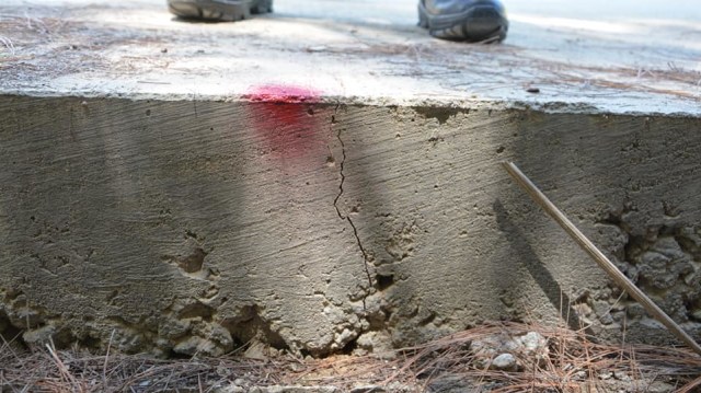Jalan beton yang baru dikerjakan dalam 3 bulan tersebut sudah mengalami retak. Foto: Leo