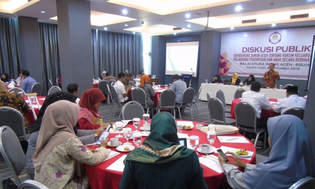 Diskusi publik membahas Qanun Aceh tentang Hukum Keluarga digelar oleh Balai Syura Ureung Inong Aceh di Banda Aceh, Rabu (4/9). Foto: Khiththatia/acehkini