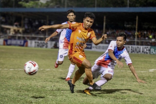 Defri Rizki (berkostum oranye) satu dari lima pemain Persiraja Banda Aceh dipastikan absen saat menghadapi Cilegon United FC pada Jumat (6/9). Foto: Suparta/acehkini