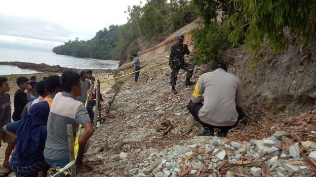 Polisi tengah melakukan olah TKP temuan mayat di Dusun Hulung, Desa Iha Kecamatan Huamual, Kabupaten Seram Bagian Barat, Rabu (4/9) (Foto: istimewa)