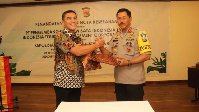 Kapolda NTB Irjen Pol Nana Sudjana (kanan) berjabat tangan usai berkas yang telah ditandangani tentang kerjasama dengan Indonesian Tourism Development Corporation (ITDC). Foto: Dok. Humas Polda NTB