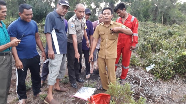 SABU-SABU seberat 14 kilogram (kg) sengaja dilemparkan dari dalam mobil oleh kurir saat menjemputnya dari Pulau Bengkalis, di Bukit Batu, daratan Pulau Sumatera. 