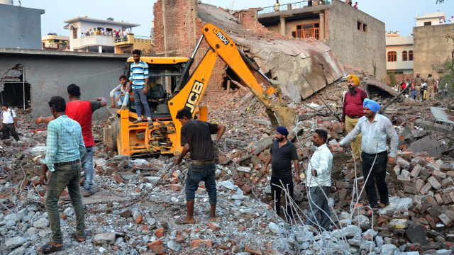 Regu penolong mencari korban di tengah reruntuhan pabrik kembang api di India. Foto: STRINGER/Reuters