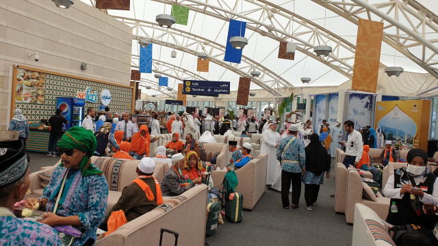 Jemaah haji menikmati fasilitas Eyab di Terminal Bandara Madinah, Arab Saudi. Foto: Denny Armandhanu/kumparan