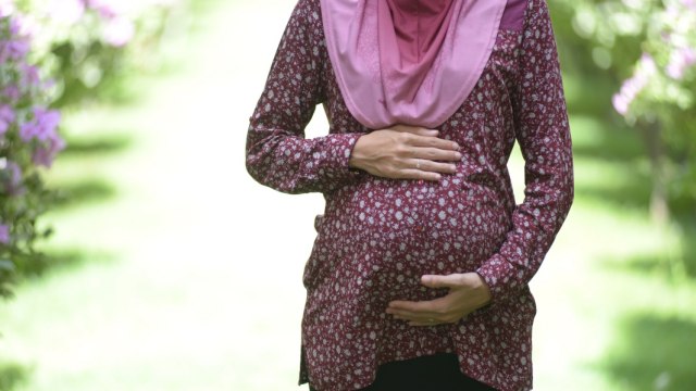 Bila saat hamil mengalami flek, bolehkah ibu tetap menunaikan ibadah salat? Foto: Shutterstock