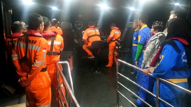 Suasana saat penyelamatan ABK Kapal Martina Hingis yang selamat dari insiden kapal tenggelam. Foto: Dok. Humas Kantor Pencarian dan Pertolongan Jakarta