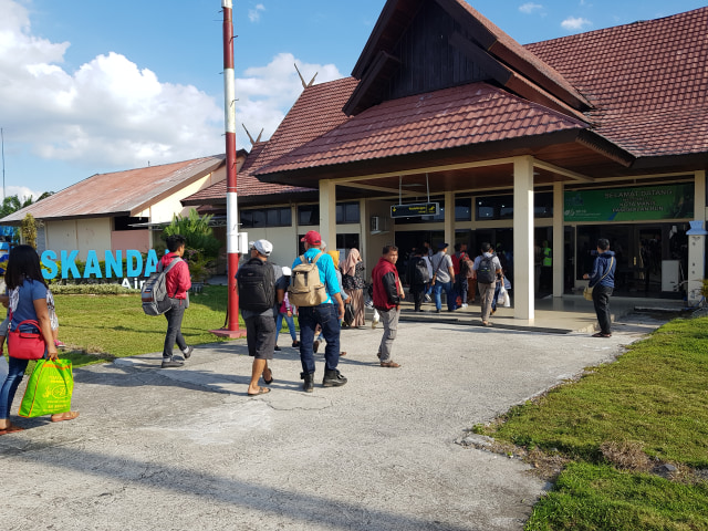 Gate kedatangan di Bandara Iskandar Pangkalan Bun. (Foto: Joko Hardyono)