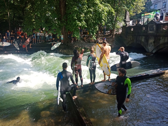 Anti-mainstream! Ada Sungai untuk Berselancar di München ...