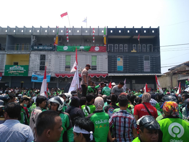 Suasana aksi demo driver gojek di kantor gojek Lampung di di Jalan Wolter Monginsidi, Teluk Betung Utara, Bandar Lampung, Kamis (5/9) | Foto : Rafika Restiningtias/ Lampung Geh