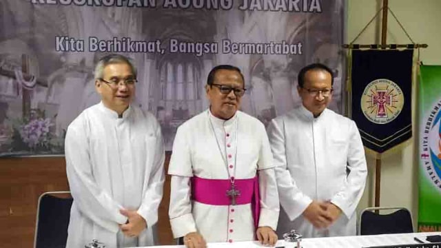 Konferensi Pers Keuskupan Agung Jakarta. Mgr. Ignatius Suharyo (tengah) yang ditunjuk menjadi Kardinal oleh Paus Fransiskus. Foto: Maulana Ramadhan/kumparan