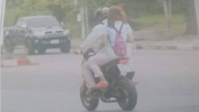 Seorang pria tengah memboncengkan perempuan tanpa helm terekam kamera CCTV. (Foto: World of Buzz)