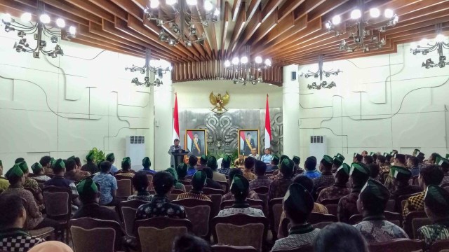 Wakil Presiden Jusuf Kalla (kiri) menerima sejumlah Pengurus Besar Himpunan Mahasiswa Islam (PB HMI) di Kantor Wapres. Foto: Kevin S. Kurnianto/kumparan