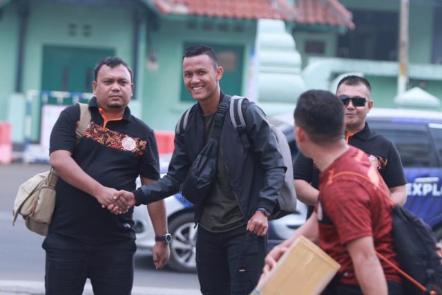 Husnuzhon (tengah), mantan penyerang Persiraja pada musim lalu kembali bergabung dengan Persiraja Banda Aceh di sisa pertandingan Liga 2 musim 2019. Foto: MO Persiraja
