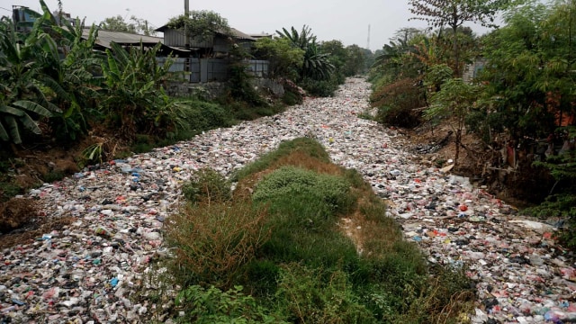 Kondisi Kali Jambe, Kabupaten Bekasi, yang dipenuhi sampah. Foto: Iqbal Firdaus/kumparan