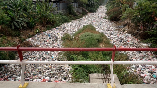 Kondisi Kali Jambe, Kabupaten Bekasi, yang dipenuhi sampah. Foto: Iqbal Firdaus/kumparan