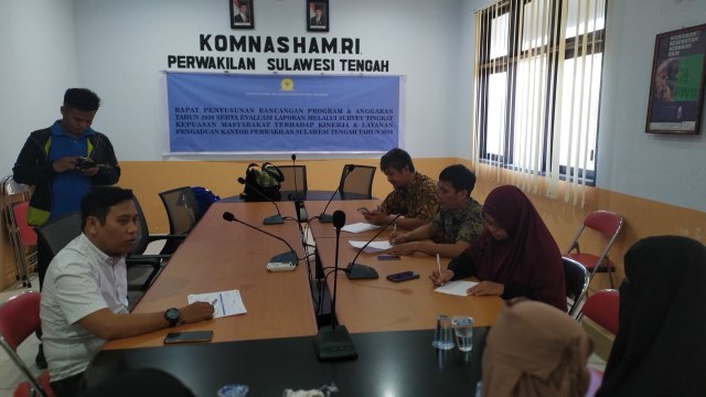 Suasana proses pengaduan ketiga istri terduga teroris Palu di kantor Komnas Ham Perwakilan Sulteng, Kamis (5/9). Foto: PaluPoso.