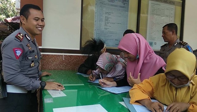 Kasatlantas Polres Mojokerto AKP Bobby M Zulfikar mendapingi para mahasiswa asal Papua yang mengajuan SIM