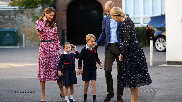 Putri Charlotte dan Pangeran George saat hari pertamanya di sekolah, di Thomas's Battersea di London, Inggris (5/9). Foto: REUTERS/Aaron Chown