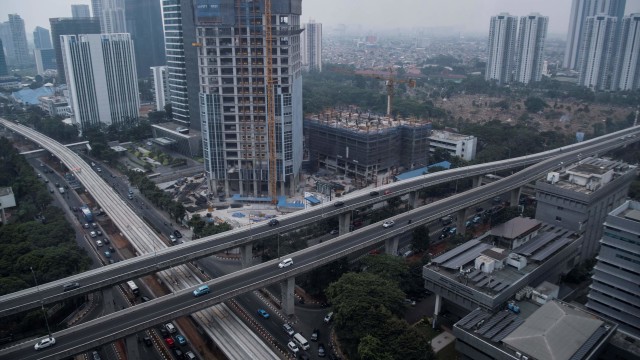 Pemandangan proyek pembangunan infrastruktur jalur LRT dan gedung bertingkat di Jalan Rasuna Said, Jakarta Selatan. Foto: ANTARA FOTO/Sigid Kurniawan