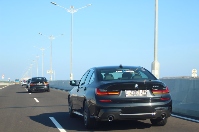 Peserta mengendarai BMW Seri 3 G20 di Tol Mandala, Bali. Foto: Bangkit Jaya Putra/kumparan