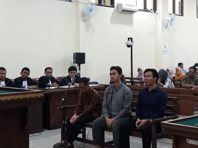 Bupati Nonaktif Mesuji, Khamami saat mendengarkan pembacaan putusannya di Pengadilan Tipikor Tanjungkarang, Bandar Lampung, Kamis (5/9) | Foto : Obbie Fernando/Lampung Geh
