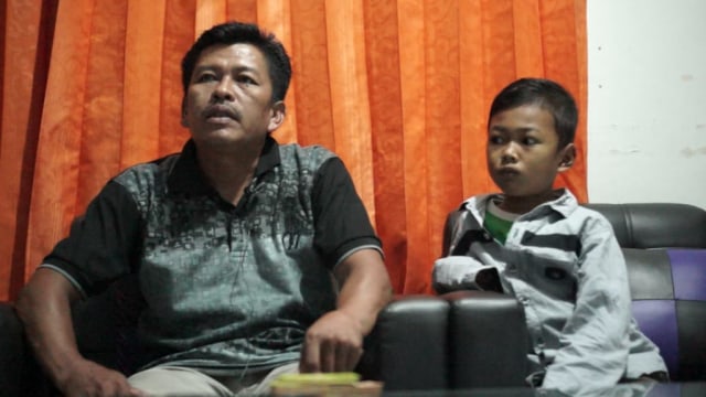 Ahmad Mafelino (kanan) anak dari Saroni (kiri) yang menyandang talasemia jenis mayor saat diwawancarai Lampung Geh di Rumah Singgah Thalassemia, Rabu malam (4/9) | Foto : Dimas Prasetyo/Lampung Geh