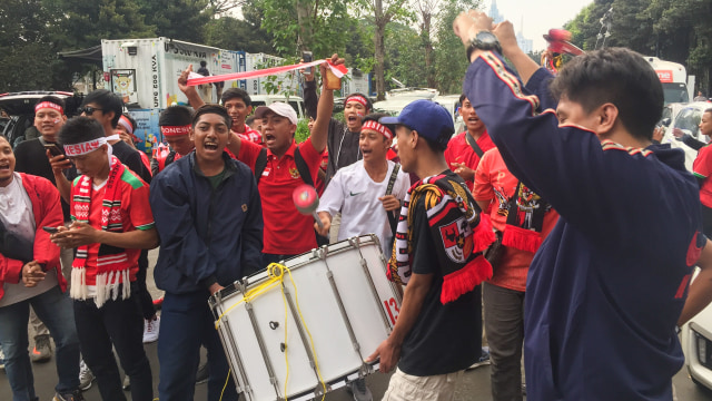 Ribuan suporter Timnas Indonesia mulai memadati halaman Stadion Utama Gelora Bung Karno (SUGBK) guna menyaksikan laga antara Indonesia dengan Malaysia, Kamis (5/9). Foto: Angga Putra/kumparan