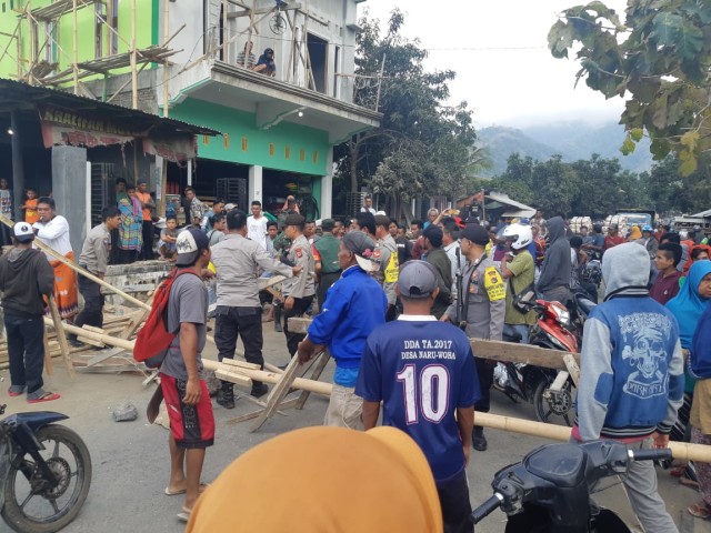 Sejumlah warga yang melakukan aksi blok jalan dan polisi saat aksi berlansung