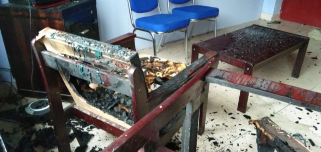 Kondisi dalam Kantor Disdukcapil yang porak poranda setelah dirusak oleh beberapa oknum. Foto: Balleo News 