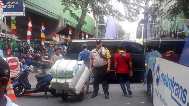 Polisi amankan pungli di Tanah Abang, Jakarta. Foto: Efira Tamara/kumparan