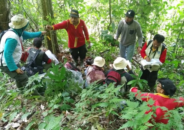 Tim Kebun Raya ITERA bersama tim LIPI dan Warga saat eksporasi Tahura | Foto: Humas ITERA