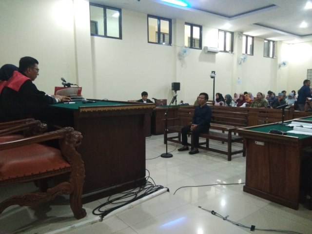  Terdakwa Wawan Suhendra saat menjalani sidang putusan di Pengadilan Tipikor Tanjungkarang, Bandar Lampung, Kamis (5/9) | Foto : Obbie Fernando/Lampung Geh
