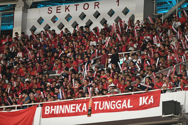 Suporter memberikan dukungan bagi Timnas Indonesia saat laga perdana Grup G Kualifikasi Piala Dunia 2022 zona Asia melawan Malaysia di Stadion Utama Gelora Bung Karno, Senayan, Jakarta, Kamis (5/9/2019). Foto: ANTARA FOTO/Hafidz Mubarak A