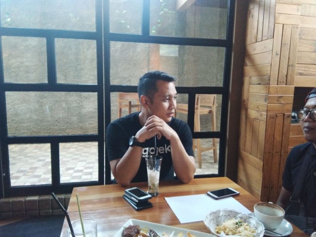 Head of Regional Corporate Affairs Gojek, Teuku Parvinanda Handriawan saat bertemu awak media Lieps Cafe, Kamis (5/9) | Foto : Obbie Fernando/Lampung Geh