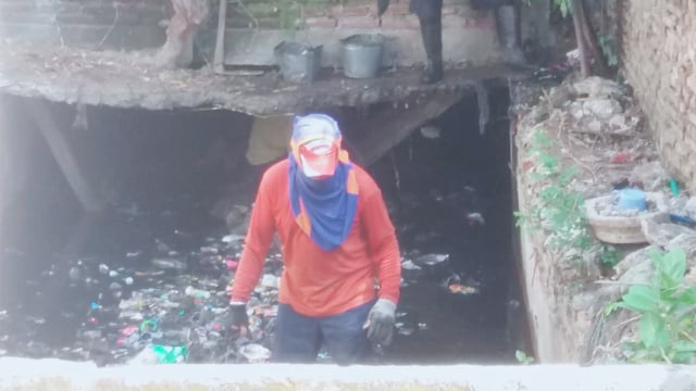 Sampah dan Endapan Pasir Drainase di Perkotaan Brebes Mulai Dikeruk