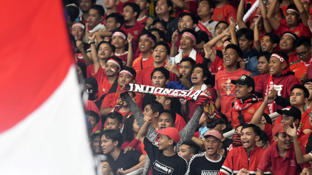Suporter timnas Indonesia memberikan dukungan saat laga perdana Kualifikasi Piala Dunia 2022 Grup G Zona Asia melawan timnas Malaysia di Stadion Gelora Bung Karno (GBK), Senayan, Jakarta, Kamis (5/9/2019). Foto: ANTARA FOTO/M Risyal Hidayat