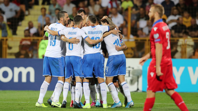 Pemain Italia saling berpelukan usai mencetak gol. Foto: REUTERS/Anton Vaganov