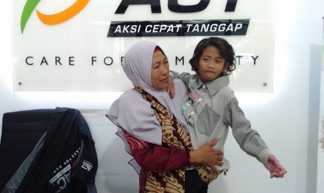 Nursiah bersama anaknya, Syakila Sorayya (8) yang mengalami komplikasi penyakit saat di Kantor ACR Aceh di Banda Aceh. Foto: Dok. ACT Aceh