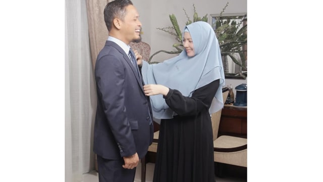 PASANGAN suami istri beda partai politik, Agung Laksono (kiri) dan istrinya, Sulastri, Jumat pagi, 6 September 2019, diangkat sumpah sebagai Anggota DPRD Riau 2019-2024. (Sumber: Facebook/Agung Nugroho)