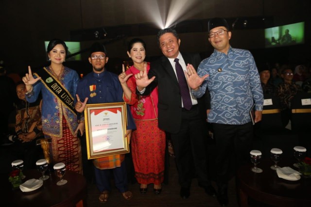 Gubernur Sumsel Herman Deru dan Gubernur Jawa Barat Ridwan Kamil berfoto bersama usai raih penghargaan  tertinggi yang diberikan Perpustakaan Nasional RI di Ballroom Jakarta Theater, Kamis (5/9) malam.