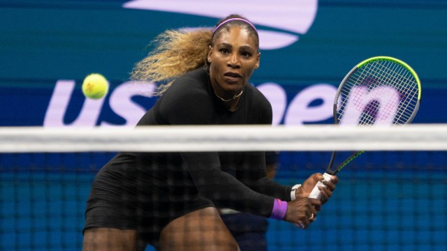 Serena Williams mengembalikan bola dalam pertandingan semifinal AS Terbuka 2019 menghadapi Elina Svitolina. Foto: AFP/Don Emmert